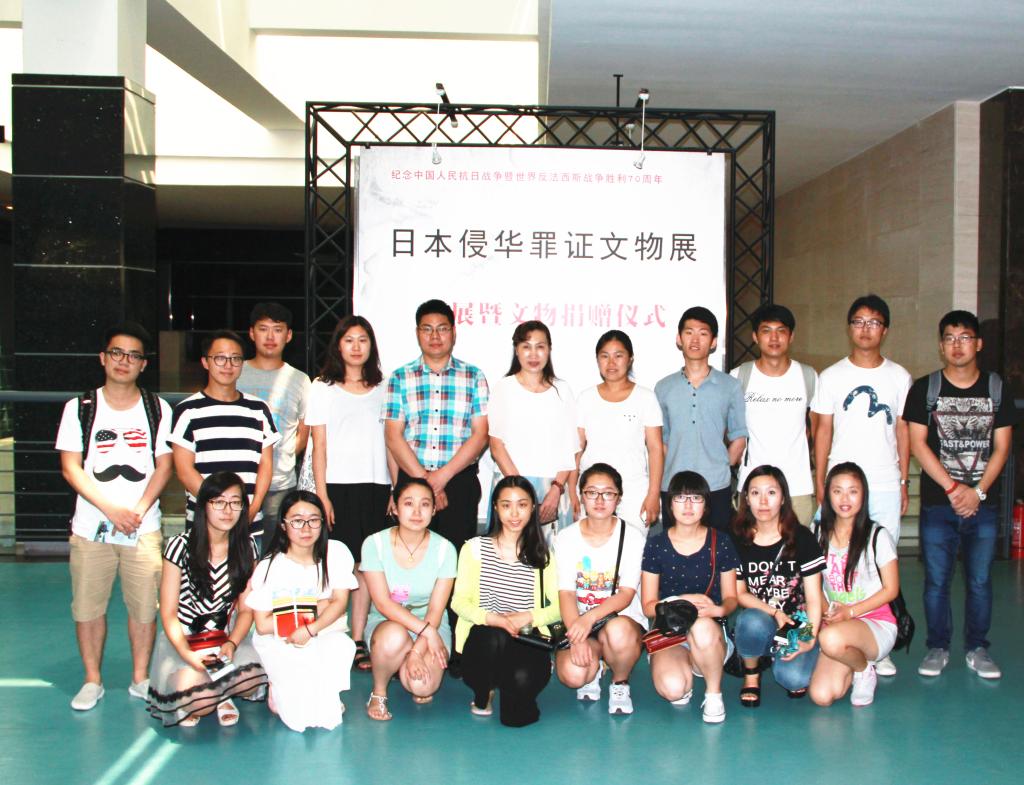 开云kaiyun体育学生党员和伪满皇宫博物院赵继敏副院长合影留念