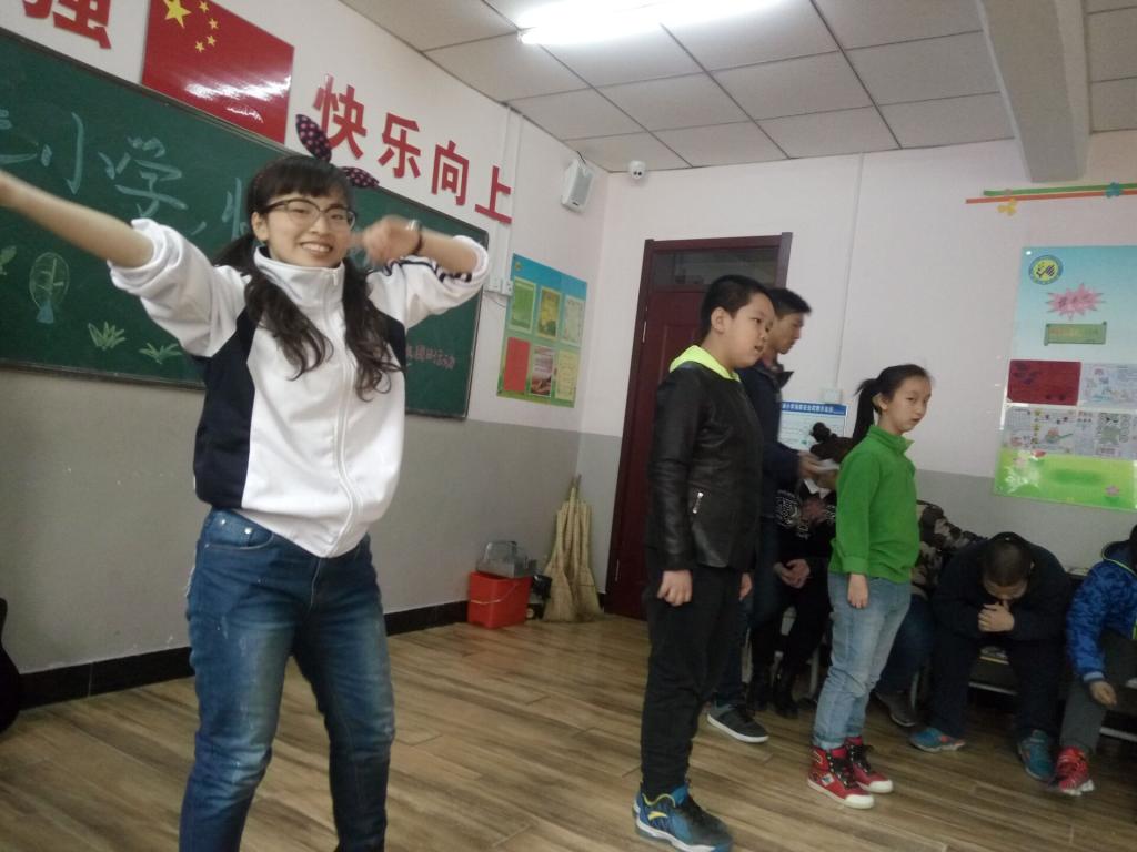 为南湖小学的学生们表演唱歌跳舞等节目2