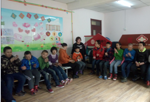 鼓励小学生们上台表演节目