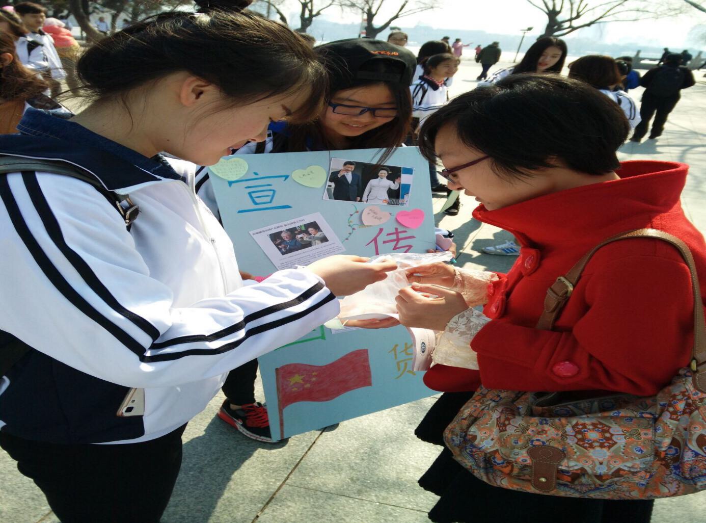 向市民赠送纪念品