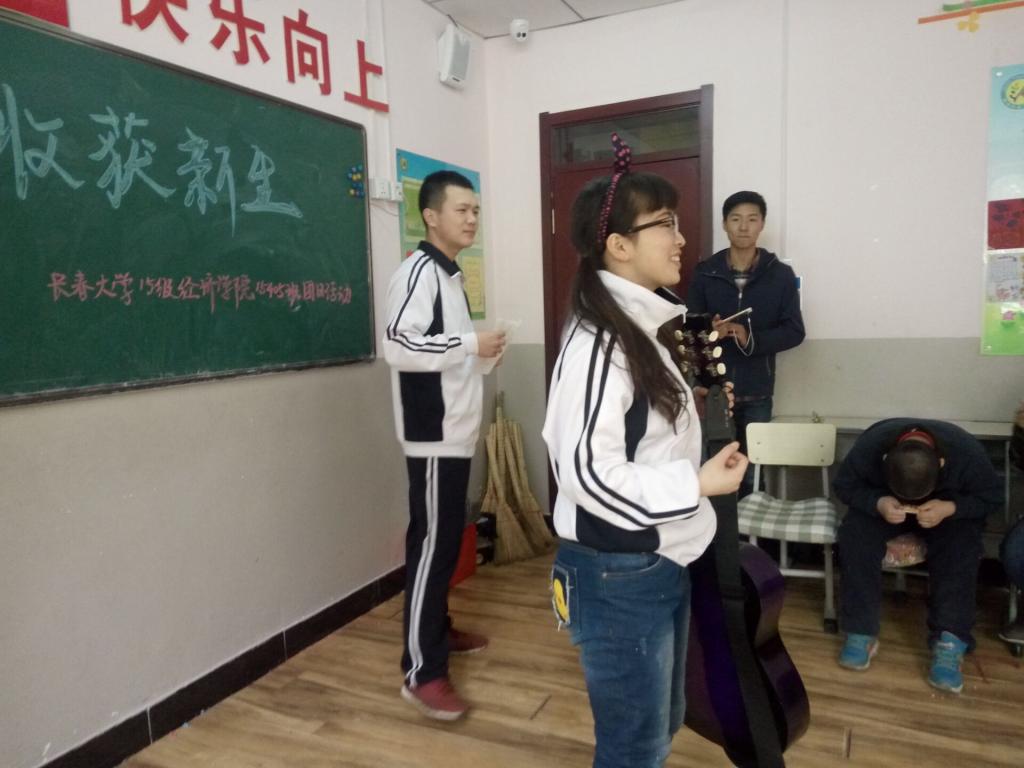 为南湖小学的学生们表演唱歌跳舞等节目1