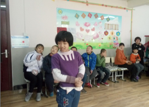 小学生们上台表演节目