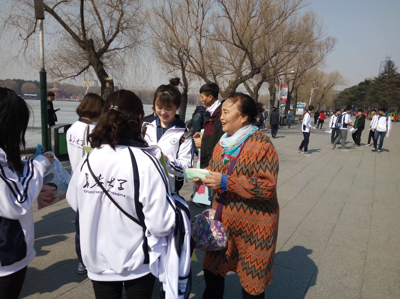 制作的展板吸引了大量路人的关注