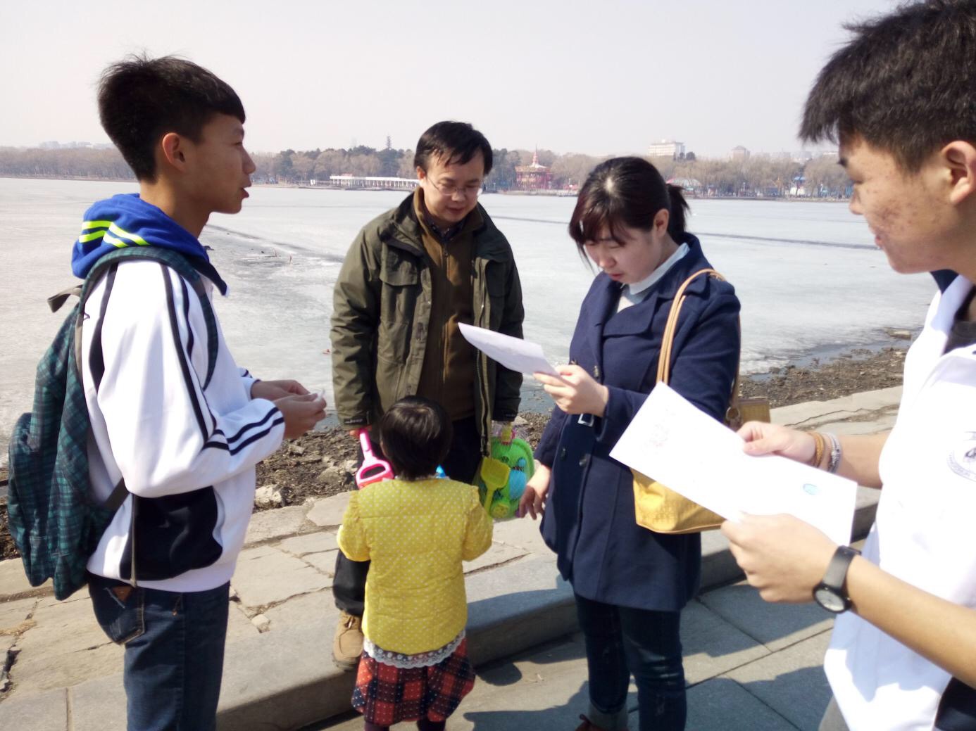 同学们与市民的亲切互动2