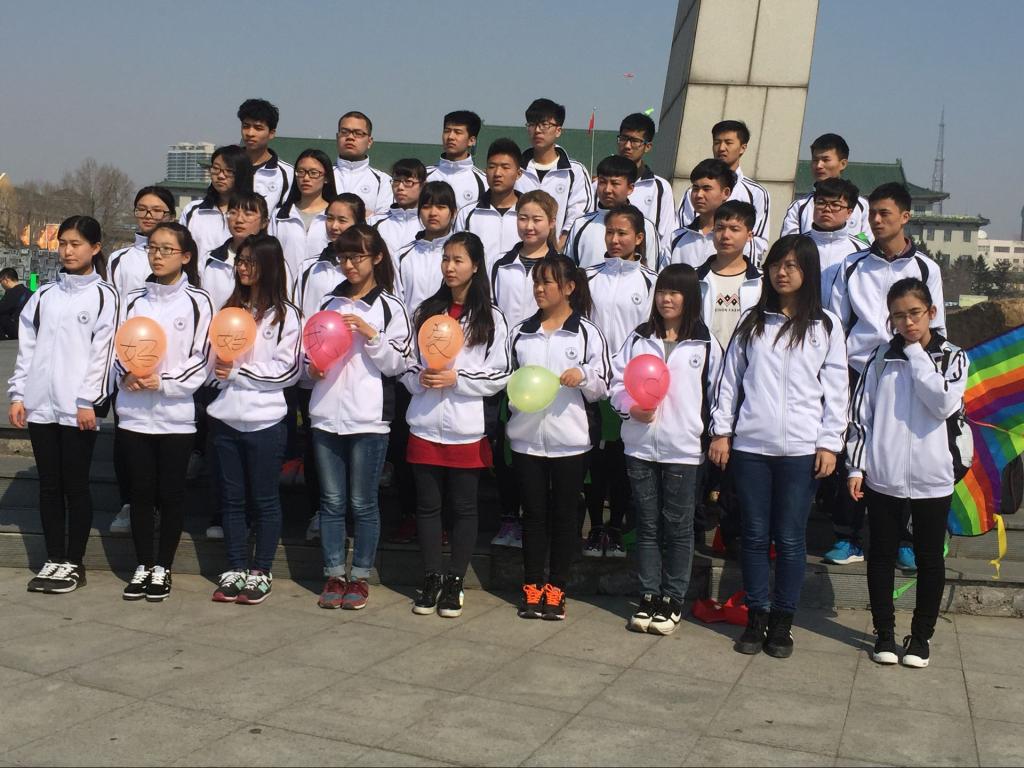 全班学生参与了长影频道的母亲节节目录制